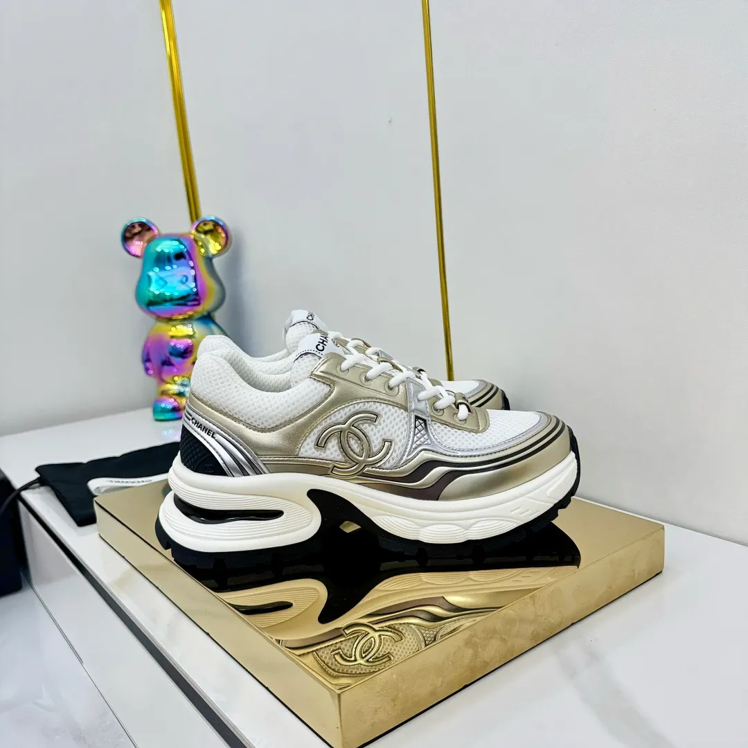 👟👟Ex-factory price 680👟👟 Upgraded version, upgraded version, upgraded version! No rebuttal accepted! ! ! ! Chanel Chanel panda shoes! 2025 counter's top casual sports shoes. This classic design; the upper is electro-embroidered with a variety of techniques; the outsole is fashionable and sporty; the unusual inclusion of a variety of color matching elements... The diversified mix and match is very good-looking and versatile, and can be used for leisure, fashion, sports, and outdoor... ꫛꫀꪝ Go➫ Materials: ❶Upper made of: original imported first-layer silk cowhide + original waterproof cloth + original first-layer cowhide ❷Inner lining: Original Yangli+Net ❸Outsole based on: Original TPU combination outsole Counter boutique packaging complete set for women 35–41 👉 👉 👉 👉